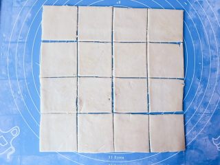 9、红茶苏打饼干,切分成边长5cm左右的正方形薄片