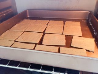 11、红茶苏打饼干,烤盘放进烤箱中层，180度15min左右