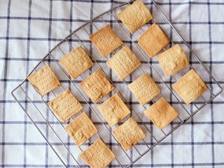 13、红茶苏打饼干,出炉晾凉即可，酥酥脆脆很好吃哦