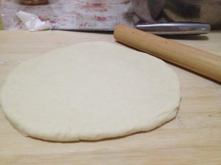 1、高压锅版肉馅披萨,自发粉用温水揉成面团封保鲜膜半小时