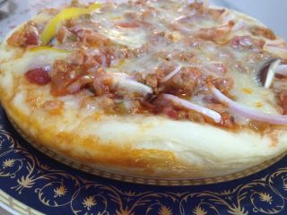 6、高压锅版肉馅披萨,如图拿起装盘