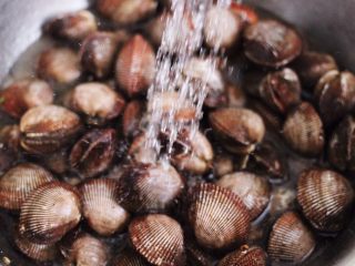 2、蒜蓉菠菜拌毛蛤,先用自来水反复冲洗N遍。