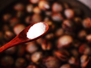 6、蒜蓉菠菜拌毛蛤,锅中加入一勺盐调味。