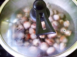 7、蒜蓉菠菜拌毛蛤,盖上锅盖大火煮开。