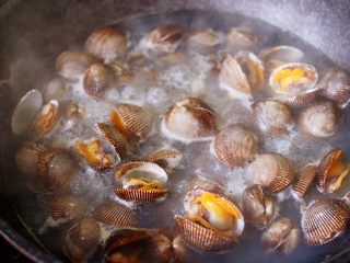 8、蒜蓉菠菜拌毛蛤,看见毛蛤都开口以后，就可以关火了。