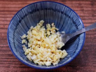 12、蒜蓉菠菜拌毛蛤,把绞碎的大蒜取出放入碗中。