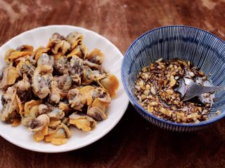 14、蒜蓉菠菜拌毛蛤,把煮熟的毛蛤扒出肉来备用。