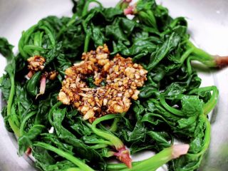 16、蒜蓉菠菜拌毛蛤,加入调制好的调料，搅拌均匀即可。