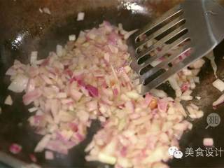 2、酸甜早餐意面,把洋葱 切碎，大火炒软。
