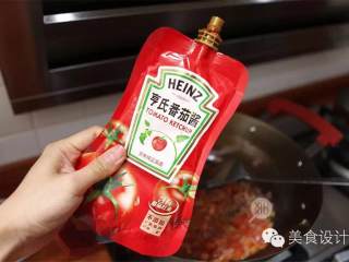 3、酸甜早餐意面,番茄切碎，放入锅中一起翻炒，炒出水分之后，加入番茄酱
