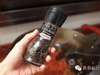 4、酸甜早餐意面,磨一些胡椒碎 进去。