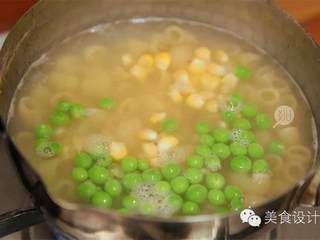 7、酸甜早餐意面,在熬酱汁的同时，把通心粉煮了。10分钟后，放入豌豆 和玉米