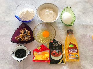 1、酥到掉渣~黑芝麻核桃可可酥酥酥,首先我们准备好所有材料