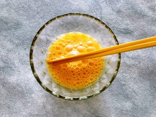 2、酥到掉渣~黑芝麻核桃可可酥酥酥,鸡蛋打散,备用