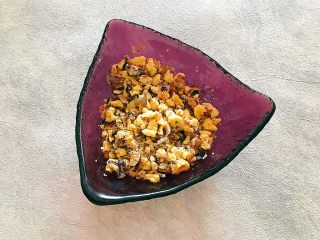 4、酥到掉渣~黑芝麻核桃可可酥酥酥,不要太大粒,如图所示就差不多了