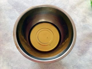 5、酥到掉渣~黑芝麻核桃可可酥酥酥,取一干净器皿,倒入玉米油