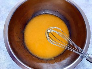 8、酥到掉渣~黑芝麻核桃可可酥酥酥,用手动打蛋器搅拌均匀,至细砂糖融化