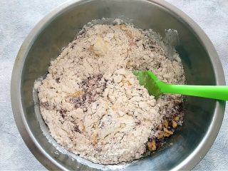 15、酥到掉渣~黑芝麻核桃可可酥酥酥,用硅胶刮刀切拌