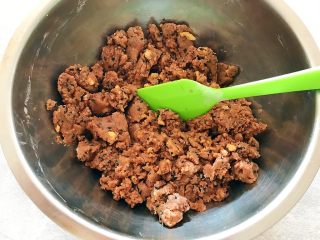 16、酥到掉渣~黑芝麻核桃可可酥酥酥,切拌成图中这个状态就OK了