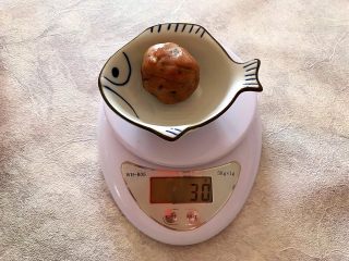 17、酥到掉渣~黑芝麻核桃可可酥酥酥,捏成团,分成30g一个的小剂子