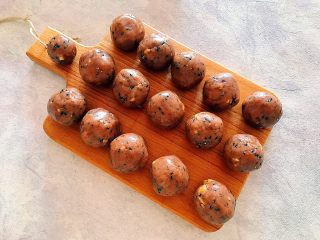 18、酥到掉渣~黑芝麻核桃可可酥酥酥,全部分好,如果有多出来的面团,可以每个里面再分别加一点进去,我这里偷懒了,没有加,于是多了一个比较小的出来