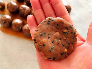 19、酥到掉渣~黑芝麻核桃可可酥酥酥,用手掌把面团压扁,形成图中的形状