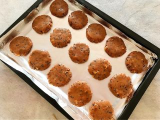 20、酥到掉渣~黑芝麻核桃可可酥酥酥,放入铺了锡纸的烤盘