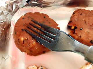 21、酥到掉渣~黑芝麻核桃可可酥酥酥,为了美观,用叉子再表面压一下