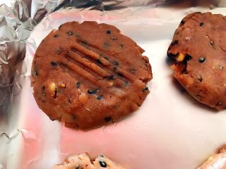 22、酥到掉渣~黑芝麻核桃可可酥酥酥,形成花纹