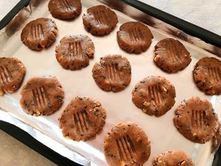 23、酥到掉渣~黑芝麻核桃可可酥酥酥,全部压好了