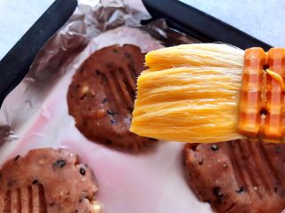 24、酥到掉渣~黑芝麻核桃可可酥酥酥,用软毛刷轻轻的刷上一层薄薄的鸡蛋液