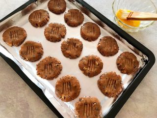 25、酥到掉渣~黑芝麻核桃可可酥酥酥,全部刷好