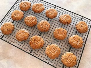 26、酥到掉渣~黑芝麻核桃可可酥酥酥,出炉了,晾凉一下