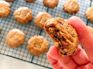 27、酥到掉渣~黑芝麻核桃可可酥酥酥,忍不住拿一块尝尝,真心好吃