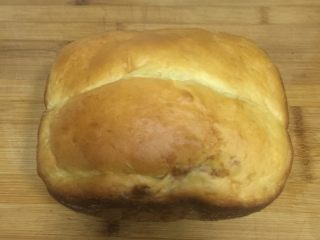 1、自制面包披萨,自烤面包一个，没有的话在超市和面包房，买自己喜欢的口味都可以然后切片。