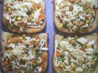 2、自制面包披萨,把菜喜欢控水放锅里炒一下，1分钟左右即可。