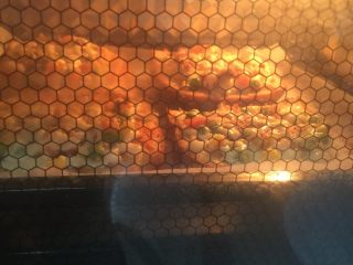 3、自制面包披萨,把炒好的菜摆在面包片上，挤上色拉酱放上芝士条，铺平不用太厚。