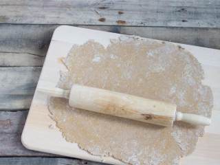 1、自制全麦意面(不用意面机),将全麦面粉, 鸡蛋, 和盐 混合在一起，然后一次加入一汤匙的水 直到得到一个松散的面团。这一步的目标是为了面团不会粘手。