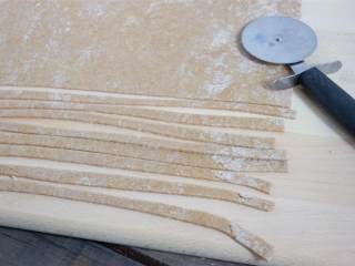 3、自制全麦意面(不用意面机),将面团做成一个矩形，保留多余的面团。