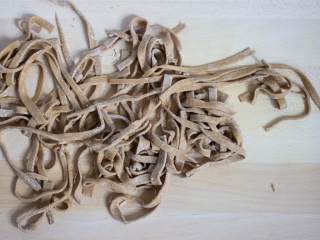 5、自制全麦意面(不用意面机),重复动作直到所有的面团都变成细条。讲剩下的面团擀平，同样切成细条。