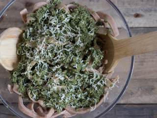 6、自制全麦意面(不用意面机),将意面与一些面粉混合。