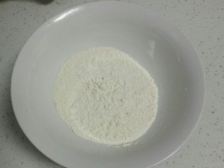 1、自制凉皮,面粉称好。