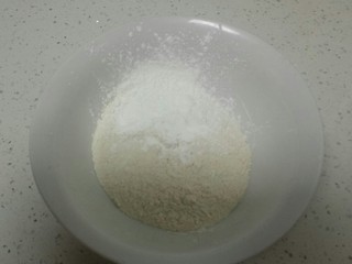 3、自制凉皮,将玉米淀粉、盐倒入面粉中搅拌均匀。