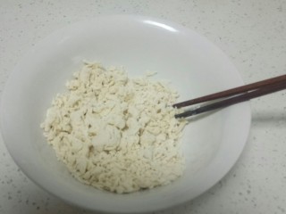 4、自制凉皮,加入清水搅拌至絮状。