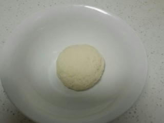 5、自制凉皮,活成面团，醒面30分钟。