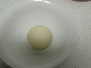 6、自制凉皮,揉成光滑的面团。