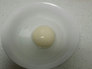 7、自制凉皮,加入抹过面团1/2的清水。