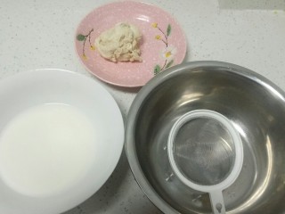 8、自制凉皮,搓洗面团。