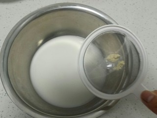 9、自制凉皮,将第一次洗面水过滤到盆中。