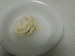 10、自制凉皮,将过滤过的面渣倒入盆中，加入清水继续洗面。